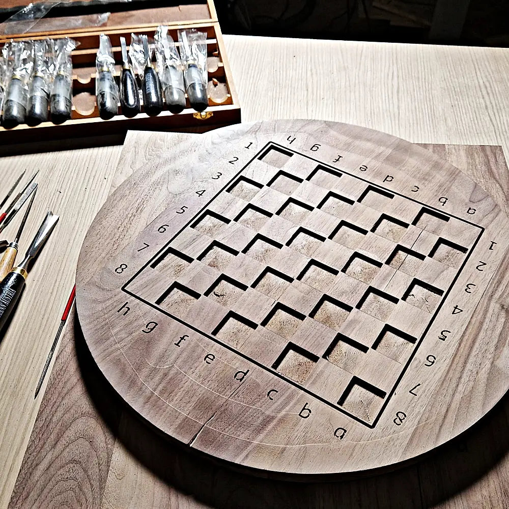 Preparing the suge wooden chessboard for pouring epoxy resin, after milling, the chessboards should be thoroughly cleaned with chisels and sandpaper.