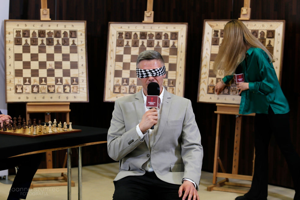 GM Bartłomiej Heberla plays three blindfold games at once at Superliga Rapid.