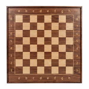 Magnetisches ChessboArt800-Wandschachbrett aus amerikanischem Nussbaum, mit betonter natürlicher Holzstruktur.