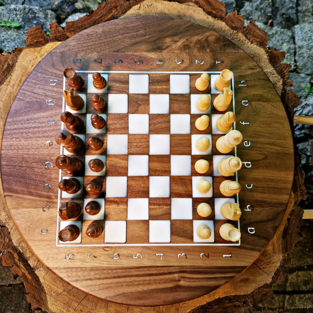 ウォールナット材とホワイト樹脂で作られた丸型チェスボード。サイズ