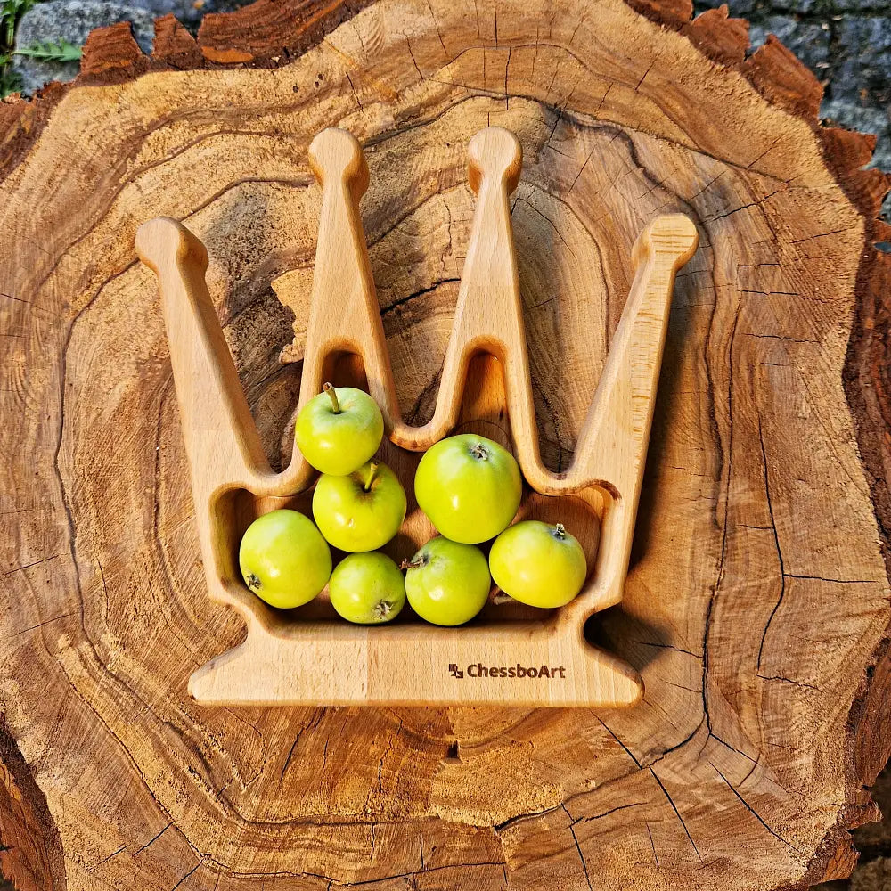 Chess Queen Tray Beech wood with green apple