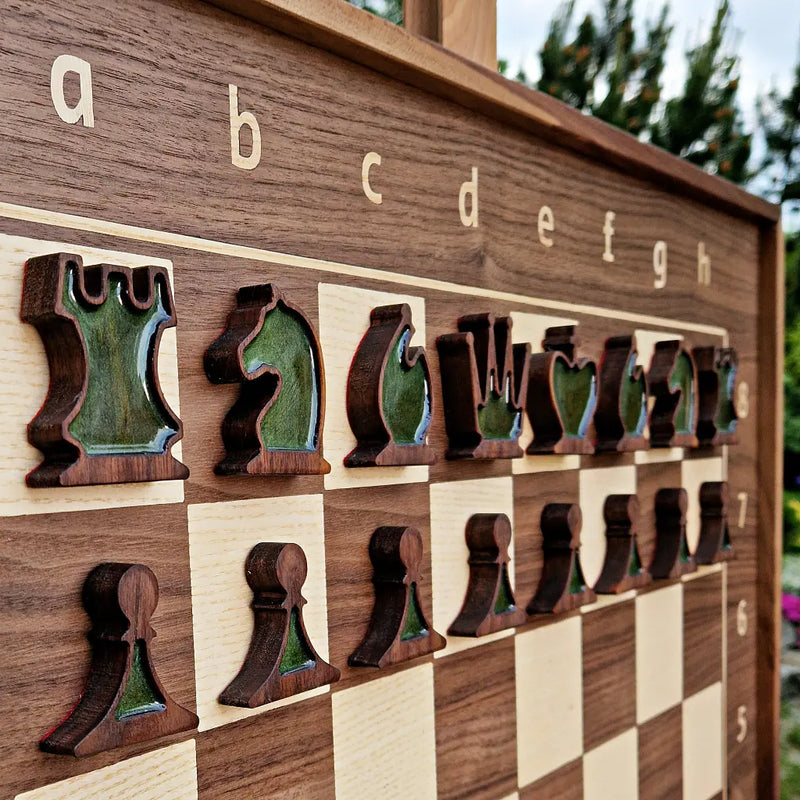 Houten schaakstukken met permanente groene epoxyharsvulling, de originele giettechniek