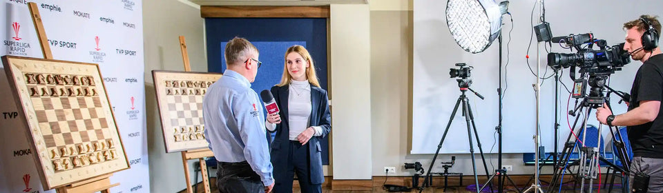 Magdalena Budkiewicz interviewing IM Grzegorz Masternak during Superliga Rapid with ChessboArt wall decor