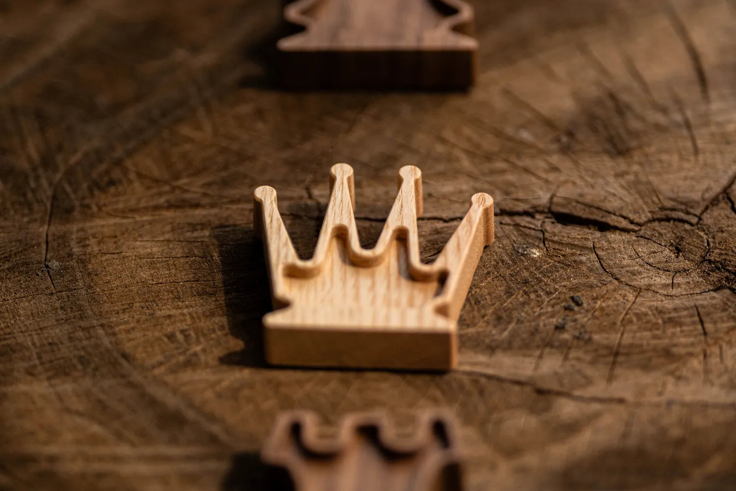 Macro detail of a handcrafted wooden Queen and Rook chess pieces, photo by Monika Burszczan