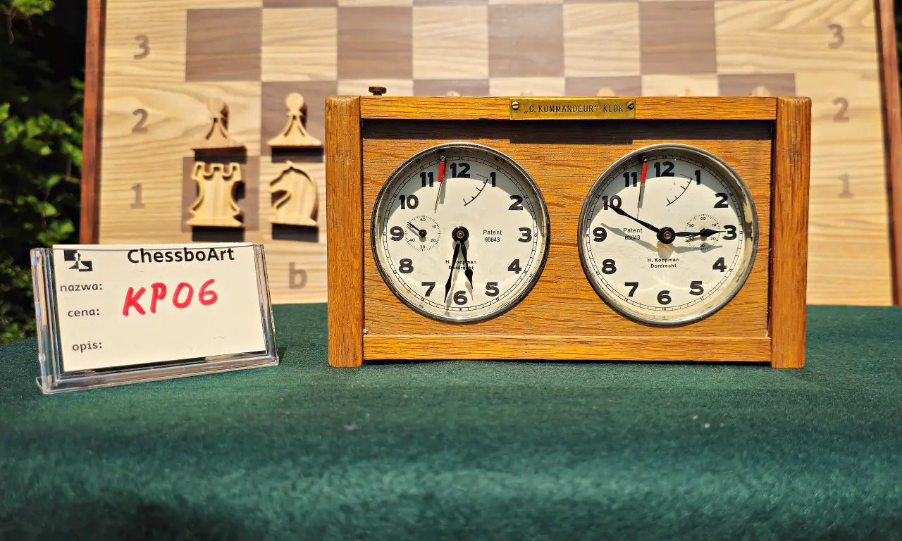 Antique professional chess equipment from the 1960s. This classic tournament timer, SKU KP06, features a sturdy wooden frame, brass hardware, and authentic Dutch mechanical dials.