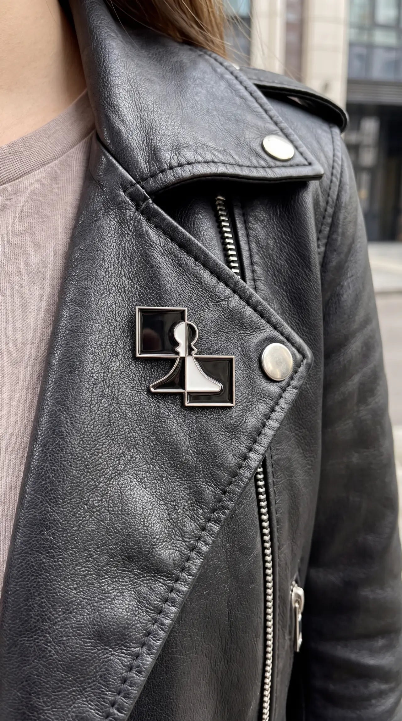 Qora charm biker kurtka yoqasiga mahkamlangan shaxmat kurtka pini