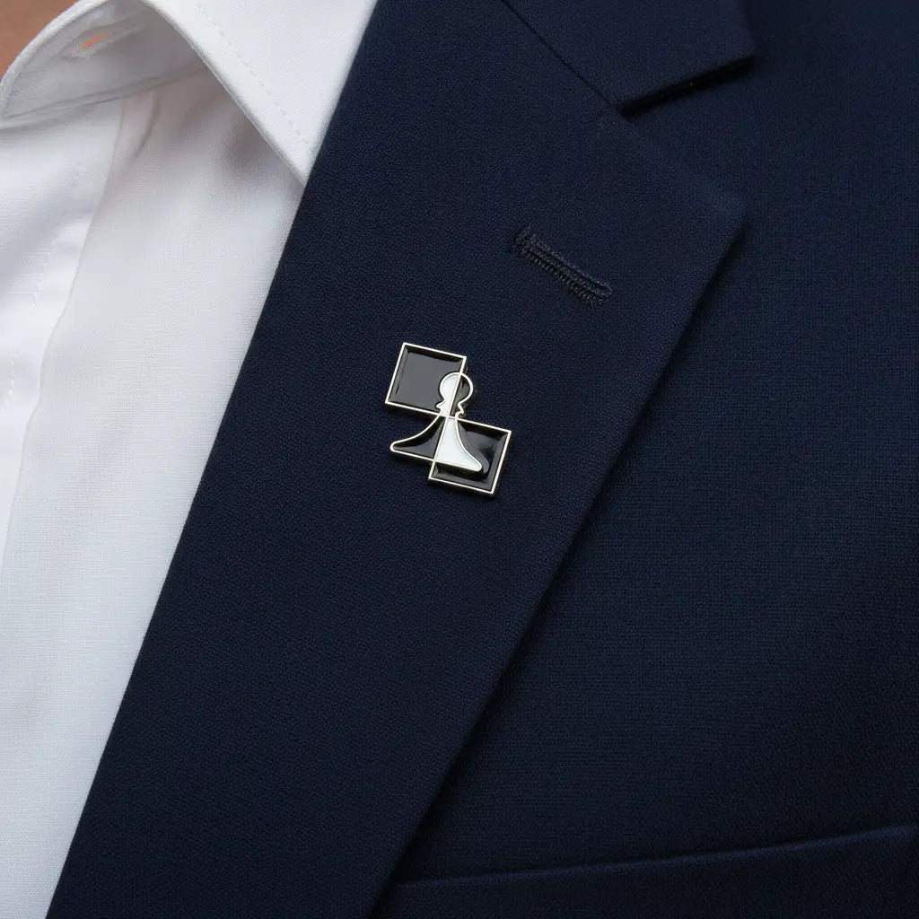 To'q ko'k rangli mos kostyum pidjagi yoqasiga taqilgan shaxmat lapel pini