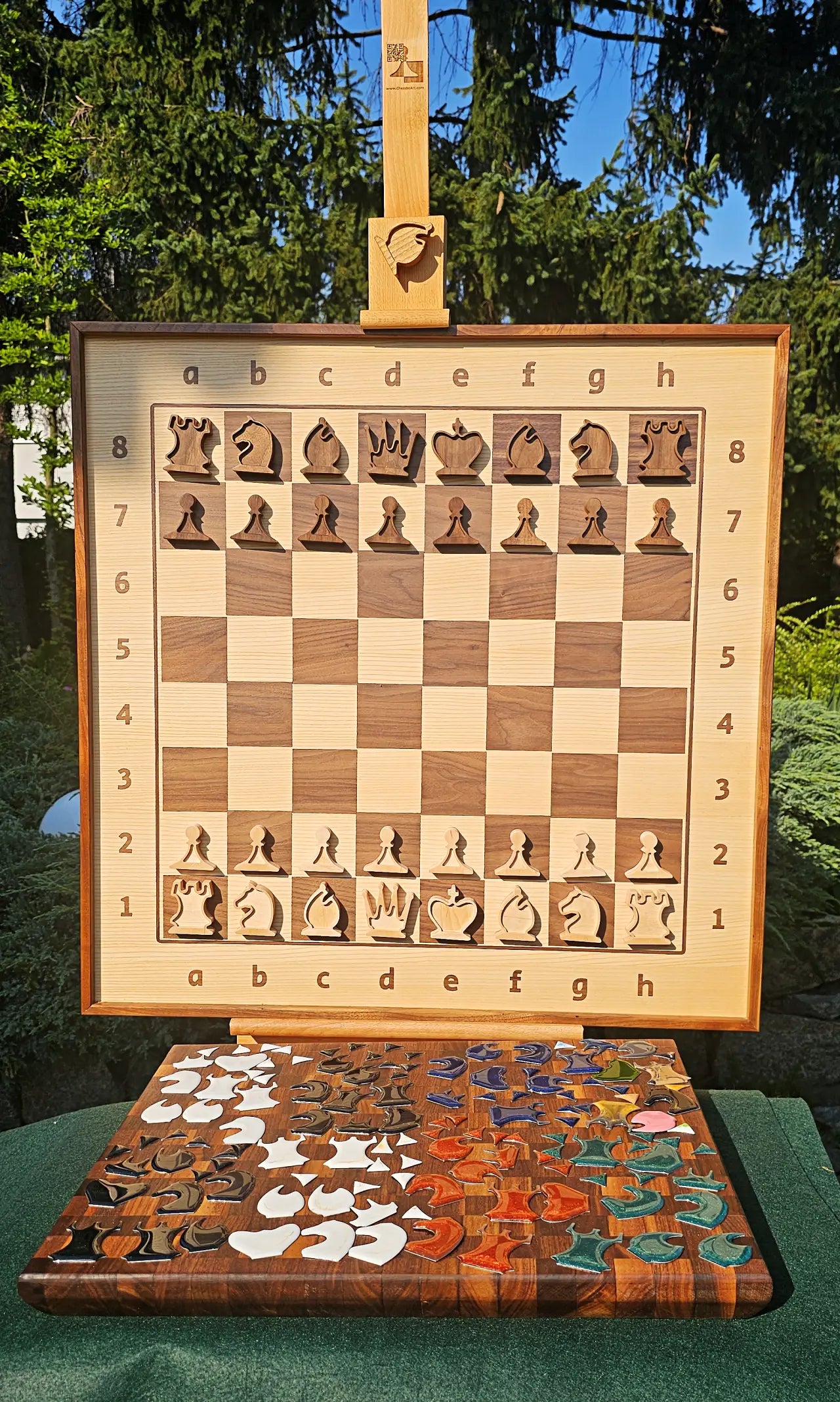 Wandschaakset met houten stukken zonder vulling en een diemblad met verwisselbare magnetische kleurinlays