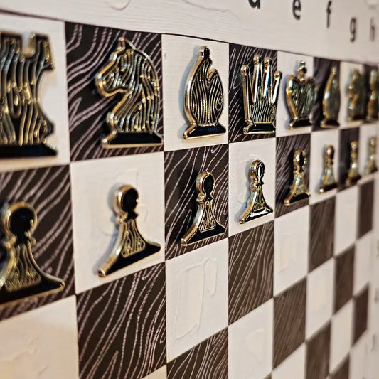 Hängendes Schachset mit Ivory-Canvas-Brett im Mittelspiel, magnetisches Wandschach.