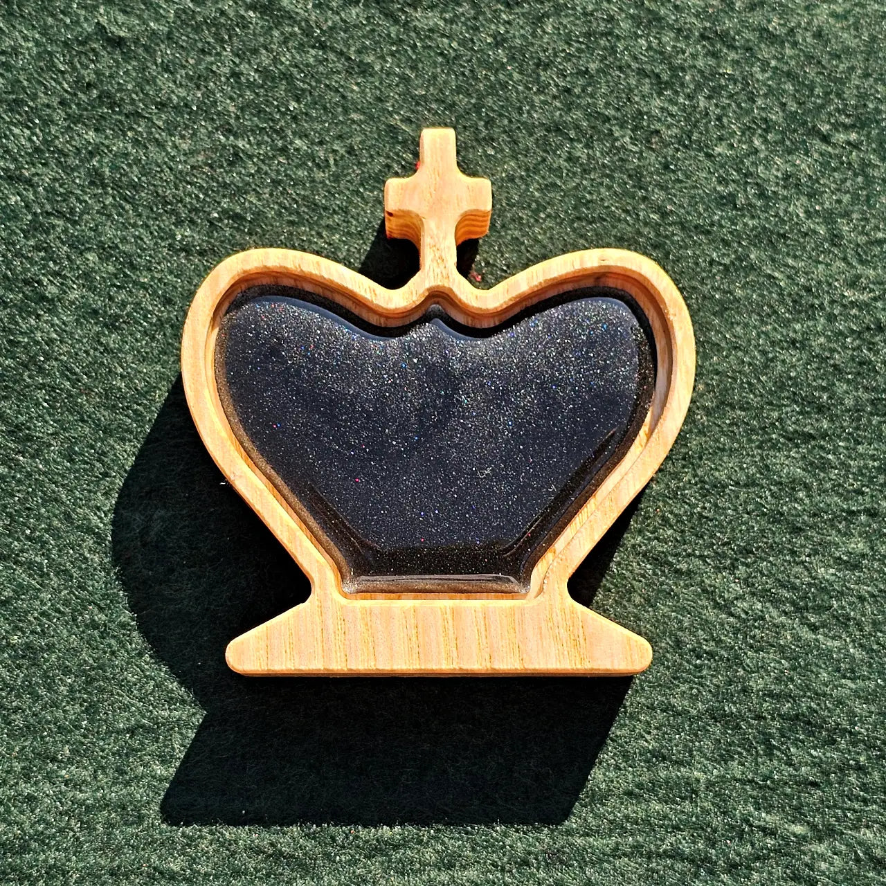Chess king piece fitted with a pearl black magnetic epoxy resin inlay