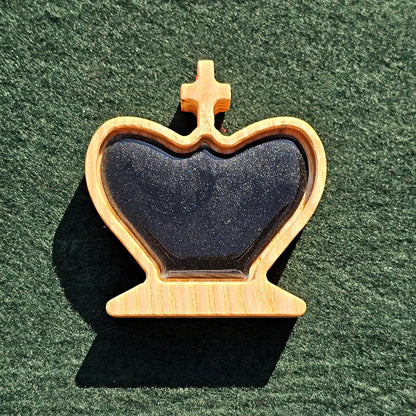 Chess king piece fitted with a pearl black magnetic epoxy resin inlay