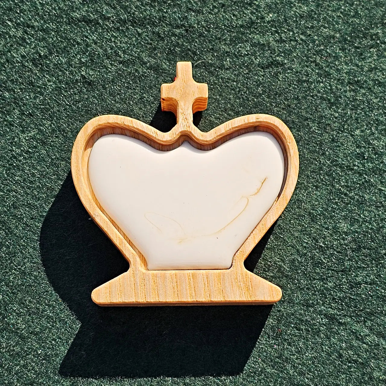Chess king piece fitted with a white and gold two-tone magnetic epoxy resin inlay