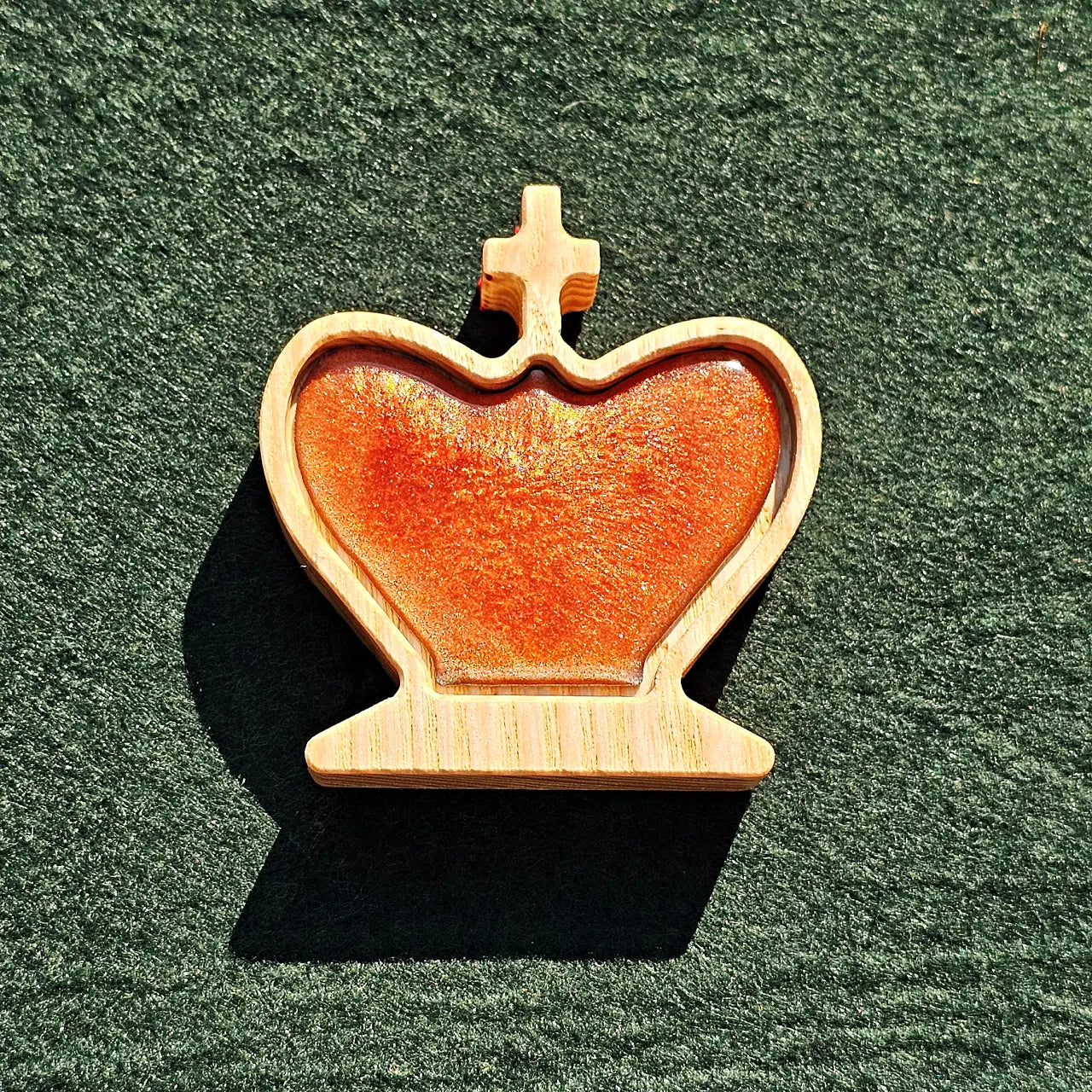 Chess king piece fitted with a copper-toned magnetic epoxy resin inlay