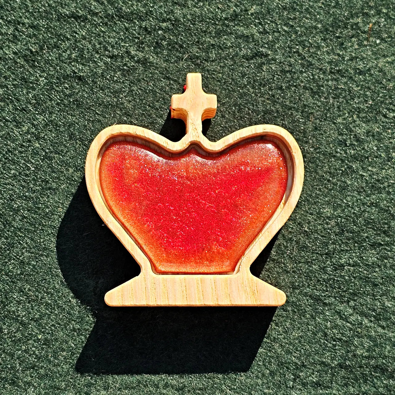 Chess king piece fitted with a pearl dirty red magnetic epoxy resin inlay