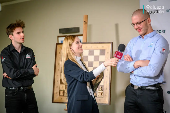 Magdalena Budkiewicz conducting a chess quiz with Grandmasters Marcel Kossakowski and Miłosz Szpar.