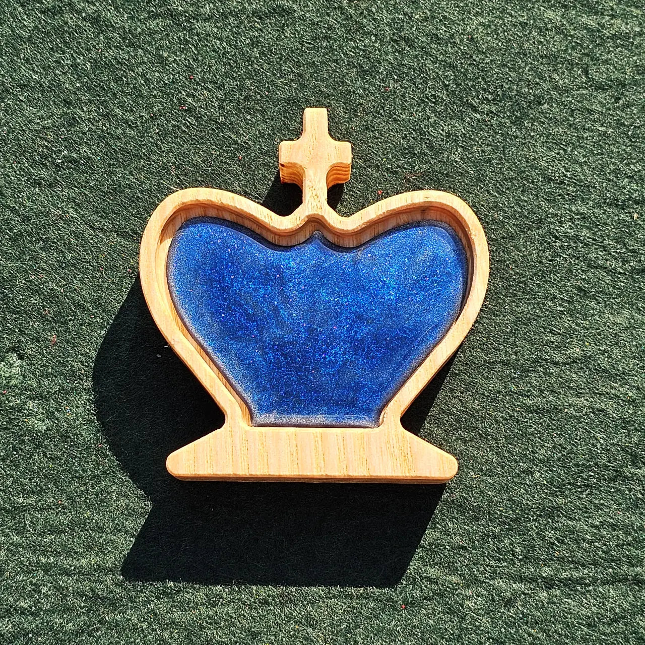 Chess king piece fitted with a blue -toned magnetic epoxy resin inlay