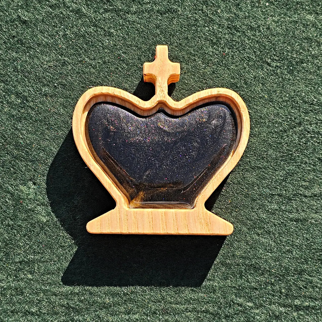Chess king piece fitted with a black and gold two-tone magnetic epoxy resin inlay