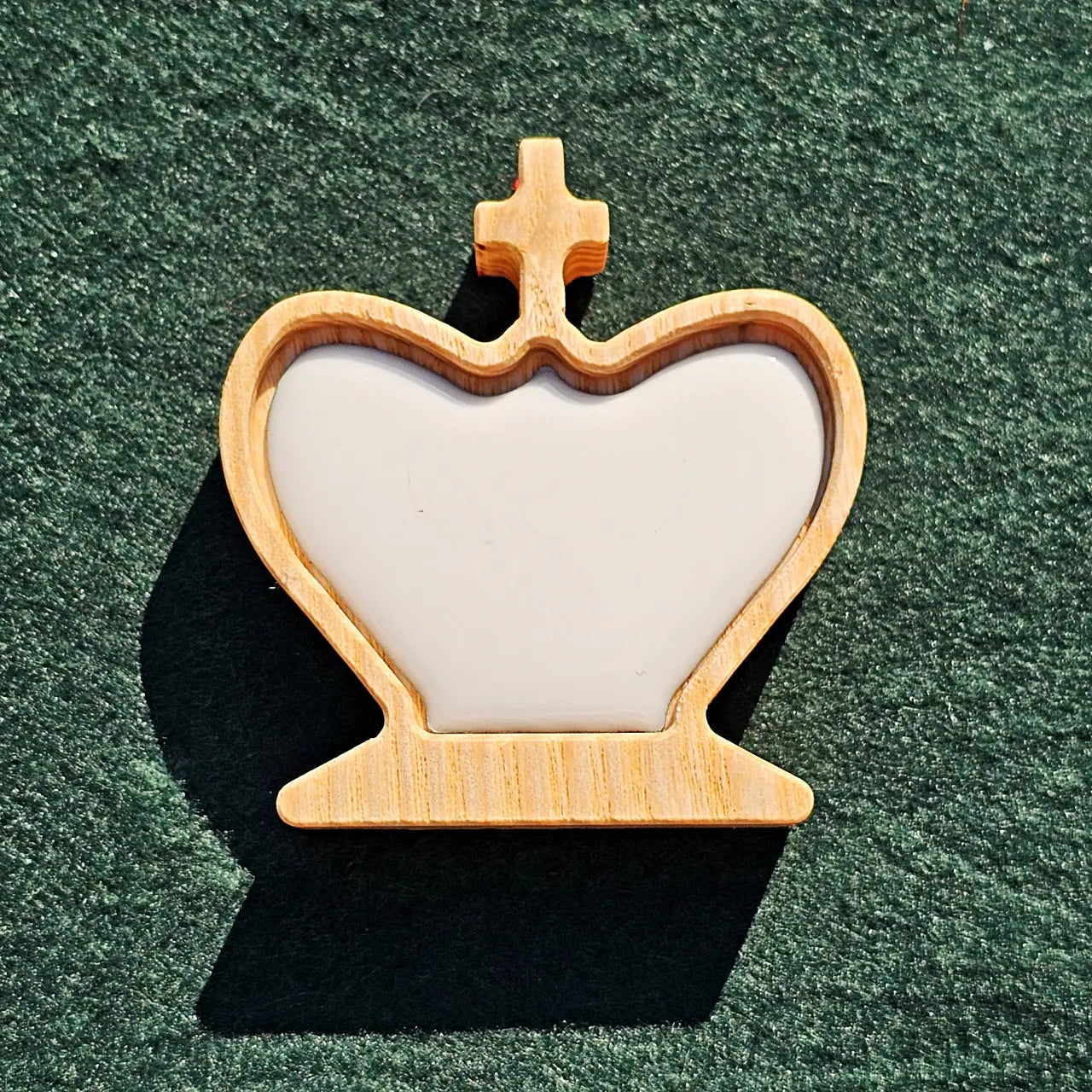 Chess king piece fitted with a solid white magnetic epoxy resin inlay